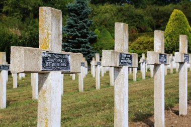 Avrupa. Fransa. Sen ve Marne. Coulommier 'lar. 02 / 08 / 2012. Bu renkli görüntü Commonweatlth War Graves 'i gösteriyor. Bağımsız Devletler Savaş Mezarları. Fransız askeri mezarlığı.