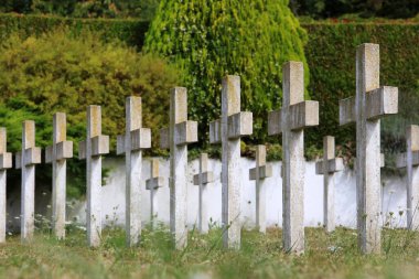 Avrupa. Fransa. Sen ve Marne. Coulommier 'lar. 02 / 08 / 2012. Bu renkli görüntü Commonweatlth War Graves 'i gösteriyor. Bağımsız Devletler Savaş Mezarları. Fransız askeri mezarlığı.