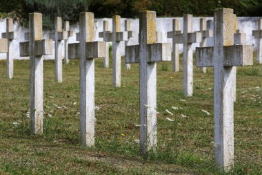 Avrupa. Fransa. Sen ve Marne. Coulommier 'lar. 02 / 08 / 2012. Bu renkli görüntü Commonweatlth War Graves 'i gösteriyor. Bağımsız Devletler Savaş Mezarları. Fransız askeri mezarlığı.