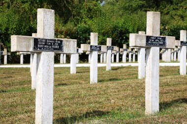 Avrupa. Fransa. Sen ve Marne. Coulommier 'lar. 02 / 08 / 2012. Bu renkli görüntü Commonweatlth War Graves 'i gösteriyor. Bağımsız Devletler Savaş Mezarları. Fransız askeri mezarlığı.