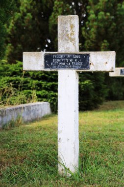 Avrupa. Fransa. Sen ve Marne. Coulommier 'lar. 02 / 08 / 2012. Bu renkli görüntü Commonweatlth War Graves 'i gösteriyor. Bağımsız Devletler Savaş Mezarları. Fransız askeri mezarlığı.