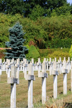 Avrupa. Fransa. Sen ve Marne. Coulommier 'lar. 02 / 08 / 2012. Bu renkli görüntü Commonweatlth War Graves 'i gösteriyor. Bağımsız Devletler Savaş Mezarları. Fransız askeri mezarlığı.