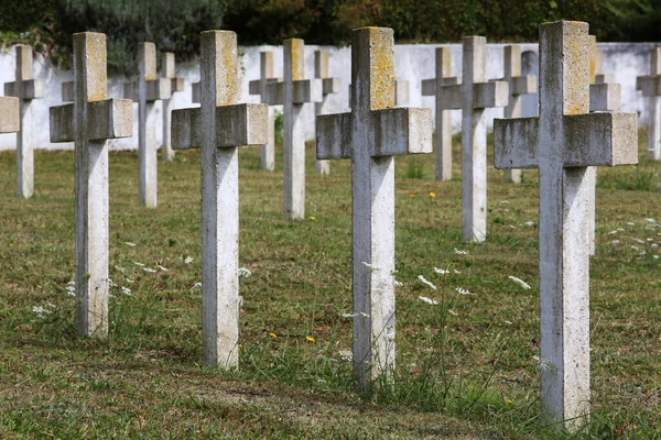 Seine Marne Coulommiers02 2012 这幅色彩斑斓的图画描绘了平民在战争中的坟墓 英联邦战争坟墓 法国军事公墓 — 图库照片