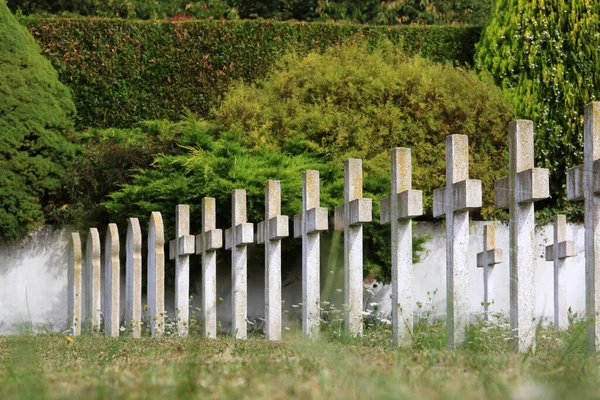 ヨーロッパだ フランスだ セーヌ マルヌ クールな奴だ 2012年2月8日 このカラフルな画像は コモンウェルス戦争墓地を示しています 連邦戦争墓地 フランス軍墓地 — ストック写真