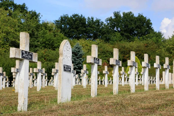 Seine Marne Coulommiers02 2012 这幅色彩斑斓的图画描绘了平民在战争中的坟墓 英联邦战争坟墓 法国军事公墓 — 图库照片