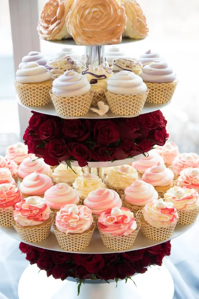 Luxus Bunte Tasse Kuchen Auf Dem Tisch — Stockfoto