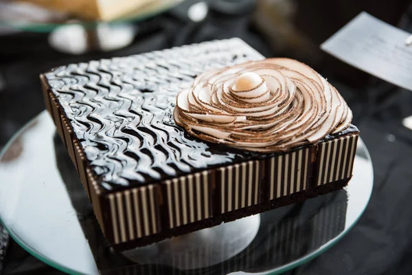 Luxus Kuchen Aus Dunkler Schokolade Auf Samtigem Boden — Stockfoto