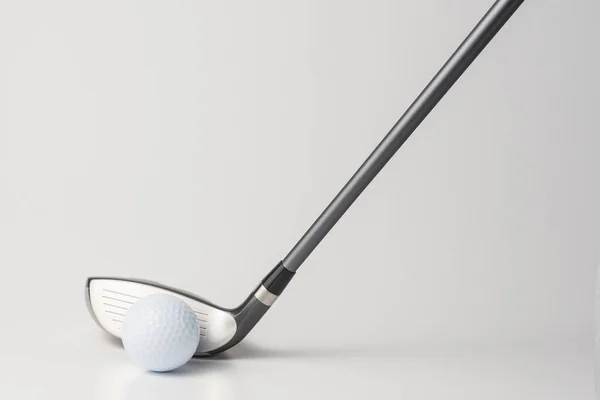 高尔夫球杆和白色背景的球 — 图库照片