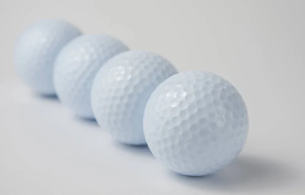 Golfschläger Und Ball Auf Weißem Hintergrund — Stockfoto