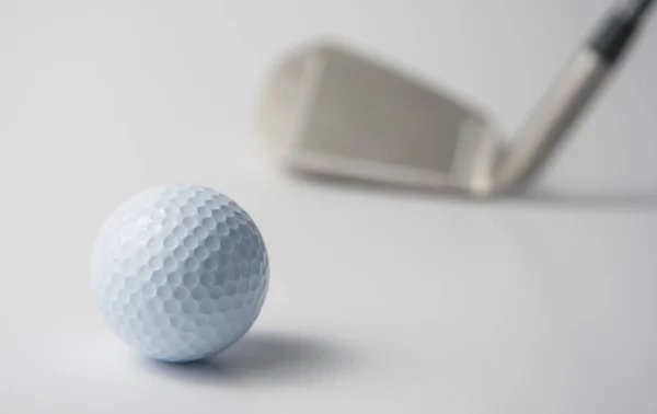 Golf Club Piłka Białym Tle — Zdjęcie stockowe