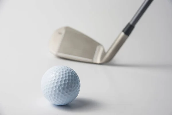 Golfschläger Und Ball Auf Weißem Hintergrund — Stockfoto