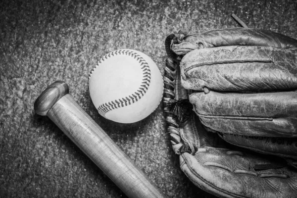 旧棒球手套 球棒和球棒 — 图库照片