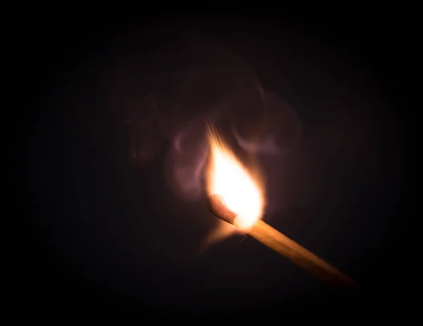 火事はマッチ棒で燃える 黒の背景に隔離された — ストック写真