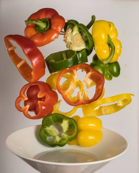 Jogo Verduras Pimentão Sino Vegetais São Cortados Pedaços Fundo Branco — Fotografia de Stock