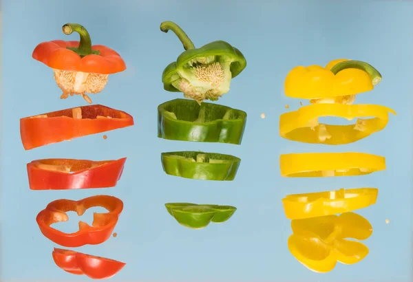 Groenten Van Paprika Groenten Worden Stukken Gesneden Witte Achtergrond Rechtenvrije Stockafbeeldingen