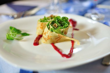 Gözleme meze beyaz bir tabak haddelenmiş.