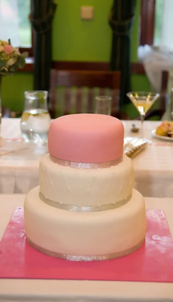 Ροζ και λευκό γαμήλια τούρτα — Φωτογραφία Αρχείου