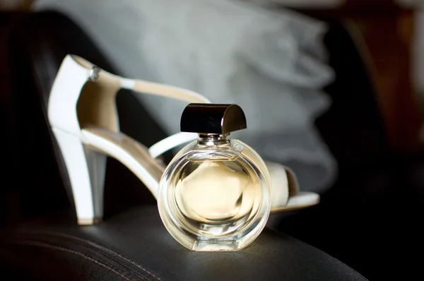 Πέπλο της νύφης με τα παπούτσια και parfume σε δερμάτινη πολυθρόνα — Φωτογραφία Αρχείου