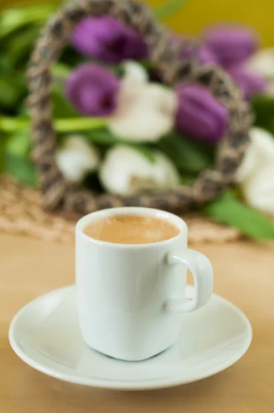 Tulipas na mesa com xícara de café — Fotografia de Stock