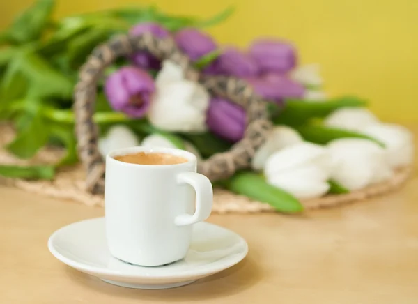 Tulips on the table with cup of caffee — Stock Photo, Image