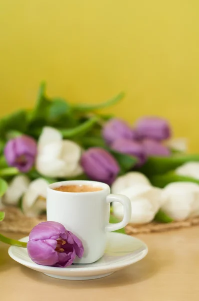 Tulips on the table with cup of caffee — Stock Photo, Image