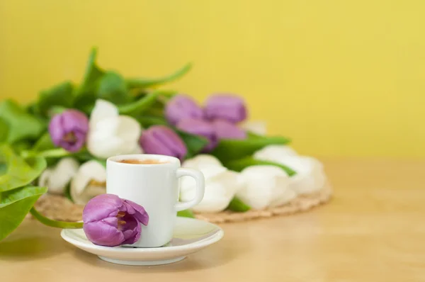 Tulips on the table with cup of caffee — Stock Photo, Image