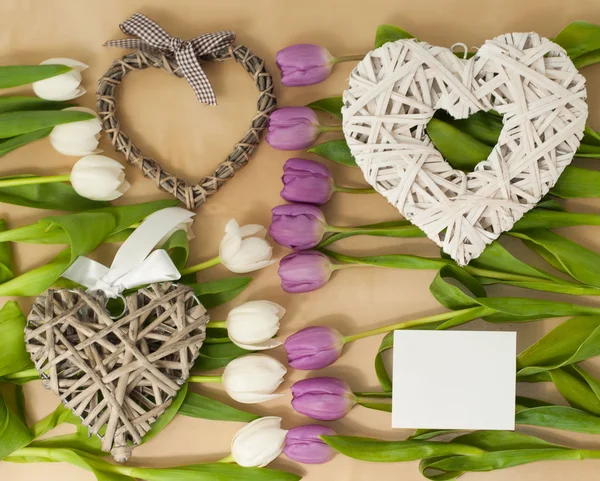 Białe i fioletowe tulipany na stole z serca — Zdjęcie stockowe