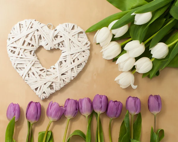 Witte en violet tulpen op de tabel met hart — Stockfoto