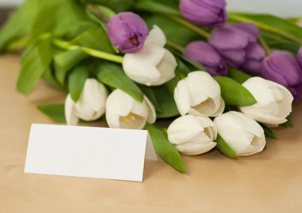 Белый и фиолетовый тюльпаны на столе с сердцем — стоковое фото