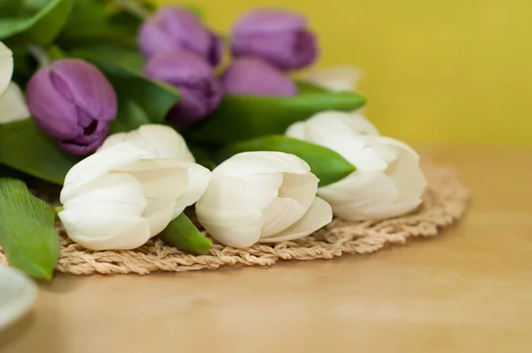 Witte en violet tulpen op tafel — Stockfoto