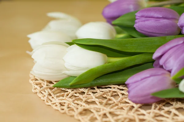 在桌子上的白色和紫色的郁金香 — 图库照片