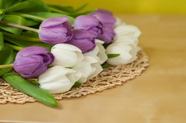Witte en violet tulpen op tafel — Stockfoto