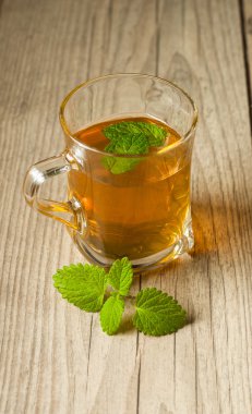 ahşap masa üzerine nane ile çay