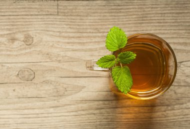 ahşap masa üzerine nane ile çay
