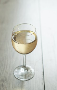 cam antika arka plan üzerinde beyaz şarap