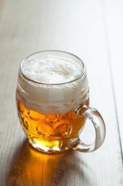 antika arka plan üzerinde cam çek bira