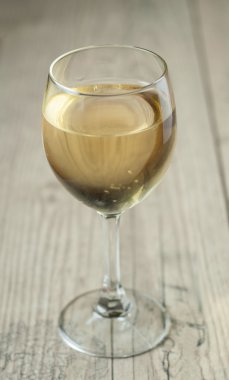 cam antika arka plan üzerinde beyaz şarap