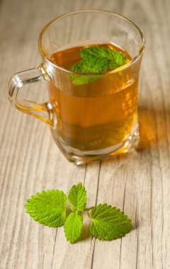 ahşap masa üzerine nane ile çay