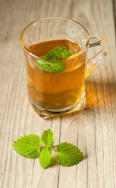 ahşap masa üzerine nane ile çay
