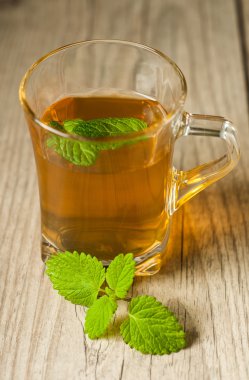 ahşap masa üzerine nane ile çay
