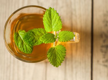 ahşap masa üzerine nane ile çay