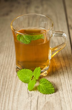 ahşap masa üzerine nane ile çay