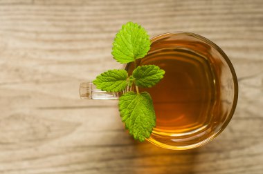ahşap masa üzerine nane ile çay