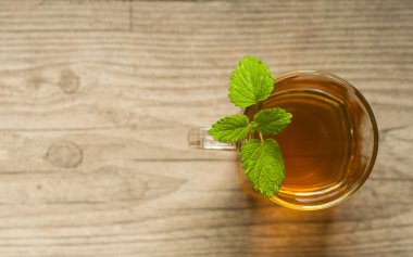 ahşap masa üzerine nane ile çay