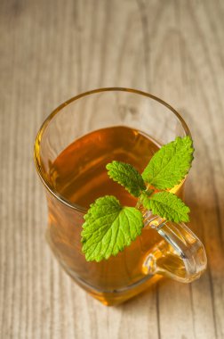 ahşap masa üzerine nane ile çay