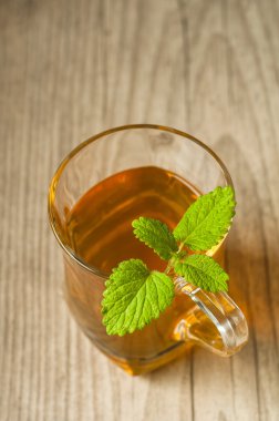 ahşap masa üzerine nane ile çay