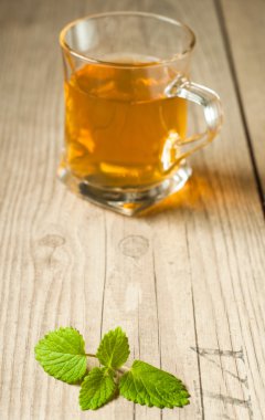 ahşap masa üzerine nane ile çay