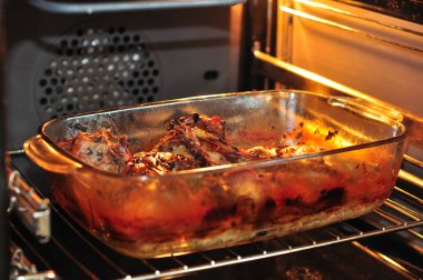 Kavurma soğan kimyon ve sarımsak ahşap antika tablo ile tke fırında Tavşan eti