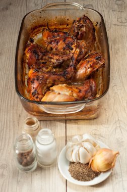 tavşan et kavurma soğan kimyon ve ahşap antika masa üzerinde sarımsak ile