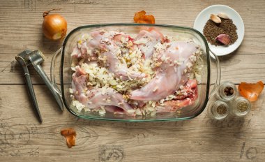 çiğ tavşan et kavurma soğan kimyon ve ahşap antika masa üzerinde sarımsak ile